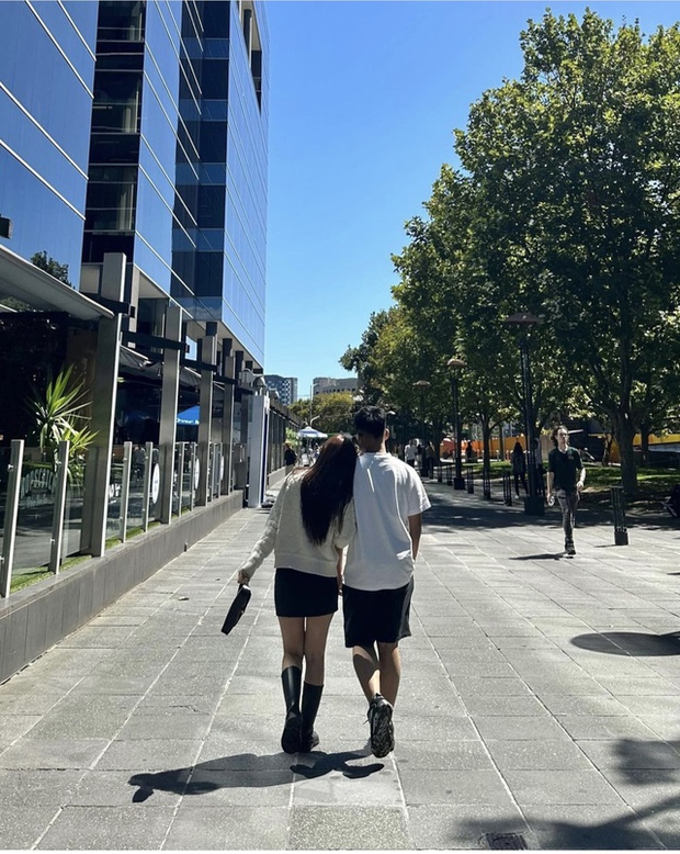 Chi Pu công khai đăng ảnh thân thiết với 1 nhân vật, còn sát rạt dạo phố bên nhau - Ảnh 4.