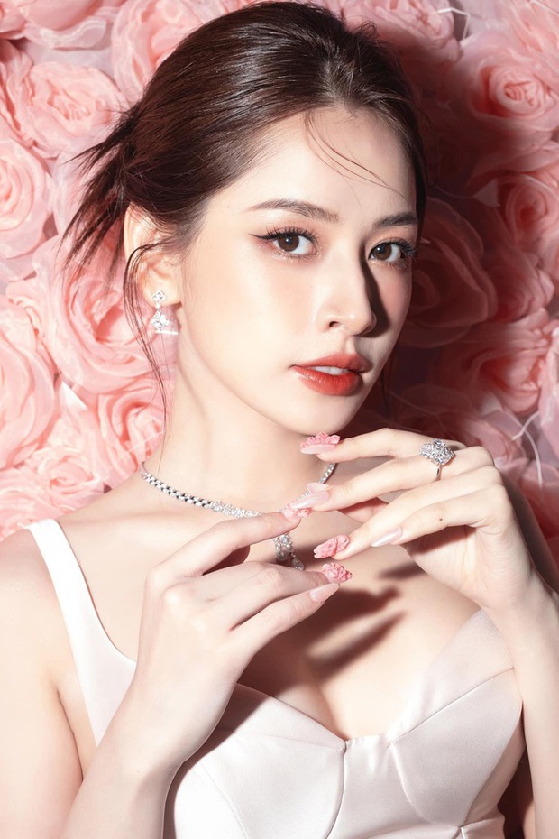 Chi Pu công khai đăng ảnh thân thiết với 1 nhân vật, còn sát rạt dạo phố bên nhau - Ảnh 5.