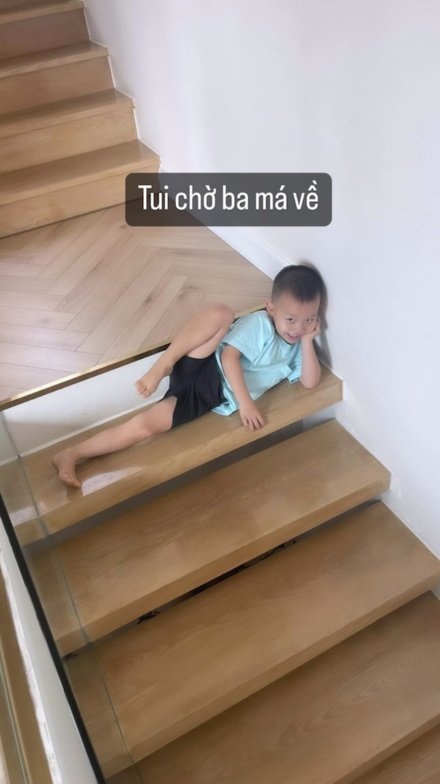 Cậu út Leon nhà Hồ Ngọc Hà tranh thủ tấu hề dịp Tết với dáng nằm hài hước đốn tim công chúng - Ảnh 2.