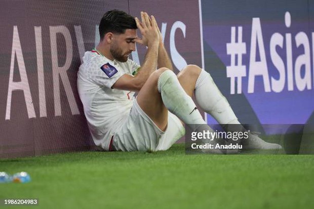 Tức giận vì thua đau, cầu thủ Iran gây chiến với CĐV đối phương, HLV tố trọng tài “huỷ hoại trận đấu” - Ảnh 2.