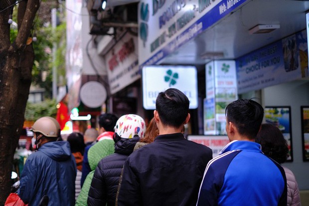 Ngày 08/02 (tức mùng 29 Tết), không khí mua sắm tại cửa hàng bánh chưng, giò chả trên phố Hàng Bông vẫn sôi động không hề giảm nhiệt.