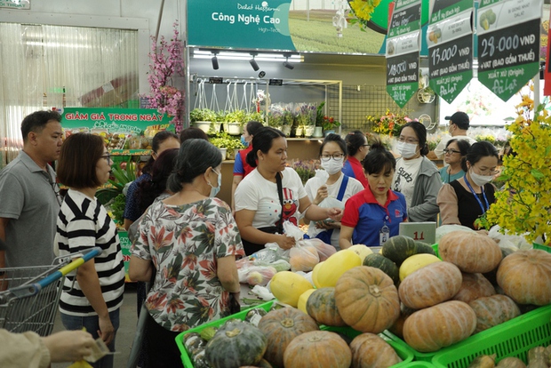 Siêu thị những ngày giáp Tết: Tắc từ bãi đỗ xe đến quầy thanh toán, người dân phải tránh nhau khéo léo như lái xe trên đường - Ảnh 4.