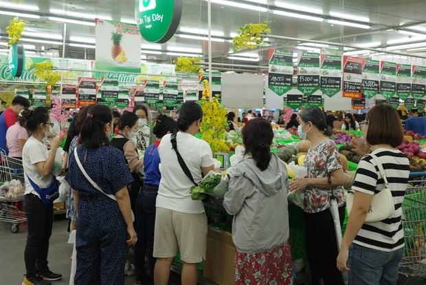 Siêu thị những ngày giáp Tết: Tắc từ bãi đỗ xe đến quầy thanh toán, người dân phải tránh nhau khéo léo như lái xe trên đường - Ảnh 3.