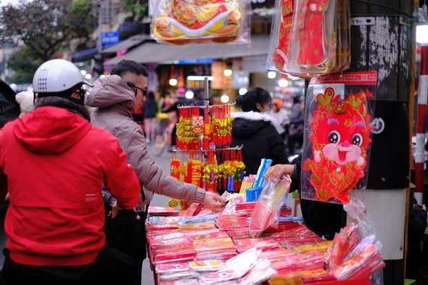 Tiểu thương hạ giá sốc để thu hồi vốn, người dân chen chân đi mua cây cảnh giá rẻ chiều 30 Tết - Ảnh 8.