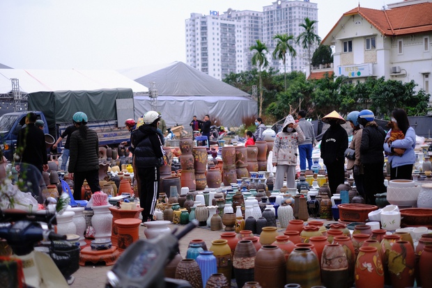 Tiểu thương hạ giá sốc để thu hồi vốn, người dân chen chân đi mua cây cảnh giá rẻ chiều 30 Tết - Ảnh 7.