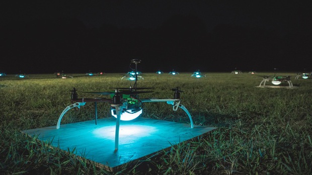 Vì sao hàng nghìn drone có thể vẽ hình ánh sáng trên bầu trời đêm Hà Nội mà không va chạm với nhau? - Ảnh 4.