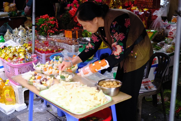 Người dân chi tiền triệu mua đồ cúng Tết ở chợ nhà giàu, người bán đeo mã QR cho khách tiện thanh toán - Ảnh 10.