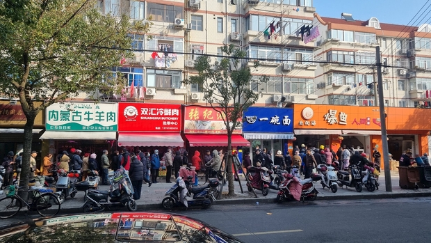 Du học sinh Việt trải nghiệm chợ Tết của người Trung Quốc: Bất ngờ với sản phẩm “cháy hàng” nhanh nhất, không phải hoa quả hay kẹo bánh mà là món rất quen thuộc với mọi nhà - Ảnh 3.