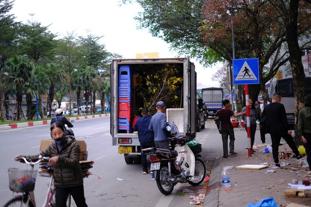 Tiểu thương hạ giá sốc để thu hồi vốn, người dân chen chân đi mua cây cảnh giá rẻ chiều 30 Tết - Ảnh 13.