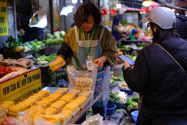 Người dân chi tiền triệu mua đồ cúng Tết ở chợ nhà giàu, người bán đeo mã QR cho khách tiện thanh toán - Ảnh 8.