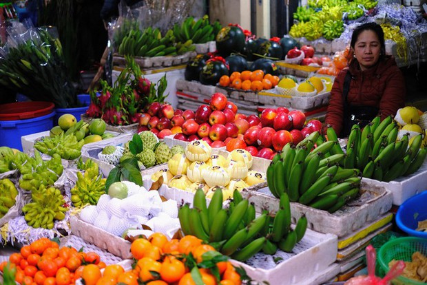 Người dân chi tiền triệu mua đồ cúng Tết ở chợ nhà giàu, người bán đeo mã QR cho khách tiện thanh toán - Ảnh 7.