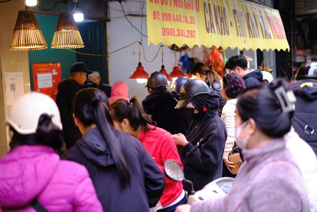 Người dân chi tiền triệu mua đồ cúng Tết ở chợ nhà giàu, người bán đeo mã QR cho khách tiện thanh toán - Ảnh 6.