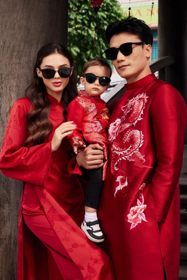 Bùi Tiến Dũng hoá người mẫu diện áo dài chụp ảnh tết cùng vợ mẫu tây và con trai - Ảnh 2.