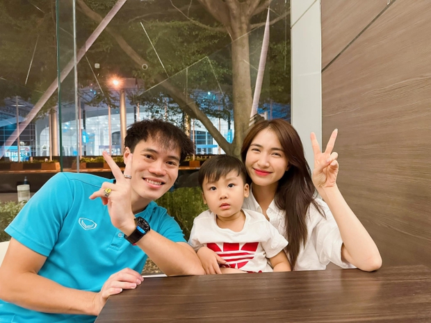 Con trai Hòa Minzy là ngoại lệ của hội tuyển thủ Việt Nam: Không có bố làm cầu thủ vẫn được cưng chiều, Bùi Tiến Dũng nhận làm con rể - Ảnh 3.