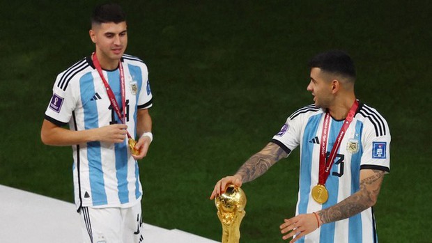 Nhà vô địch World Cup bị vợ bán huy chương, áo đấu để trang trải - Ảnh 1.