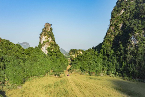 Phát hiện thảo nguyên xanh cách Hà Nội chưa tới 100km, được so sánh như “vịnh Hạ Long trên cạn” - Ảnh 2.