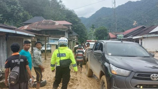 Hàng chục nghìn người sơ tán do lũ lụt, lở đất ở Indonesia - Ảnh 1.