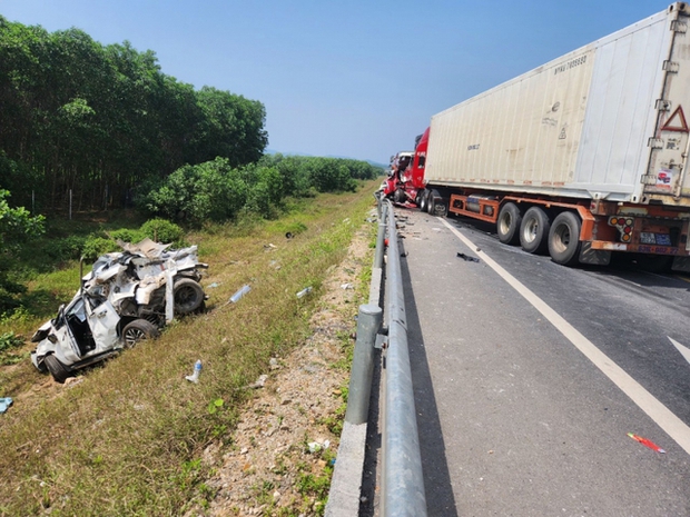Hiện trường vụ tai nạn trên cao tốc Cam Lộ - La Sơn khiến 2 vợ chồng trẻ tử vong, 9 người bị thương - Ảnh 8.