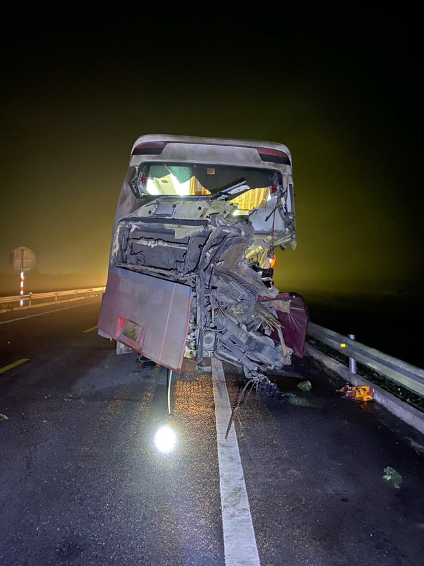 Lại xảy ra tai nạn thảm khốc trên cao tốc Cam Lộ - La Sơn, 2 người chết, nhiều người bị thương - Ảnh 1.