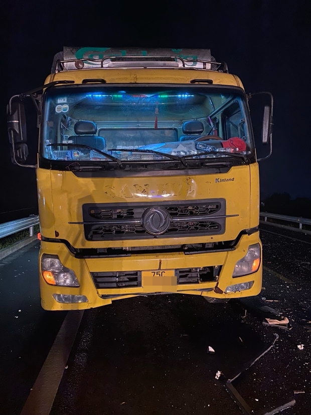 Lại xảy ra tai nạn thảm khốc trên cao tốc Cam Lộ - La Sơn, 2 người chết, nhiều người bị thương - Ảnh 3.