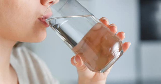 Ngủ dậy liền thấy đau cổ họng: Một hiểu lầm tai hại liên quan đến việc uống nước - Ảnh 3.