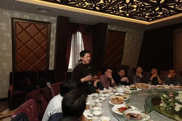Họp lớp tôi đứng ra mời bữa tối, chẳng ngờ mọi người gọi 10 con tôm hùm lớn, nhìn hóa đơn mà tôi lặng người - Ảnh 2. Họp lớp tôi đứng ra mời bữa tối, chẳng ngờ mọi người gọi 10 con tôm hùm lớn, nhìn hóa đơn mà tôi lặng người - Ảnh 2.