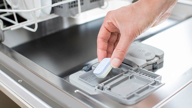Vì sao không nên dùng nước rửa chén thông thường cho máy rửa bát? Hãy dùng viên rửa chuyên dụng nếu không muốn biến nhà bếp thành mớ hỗn độn - Ảnh 3.