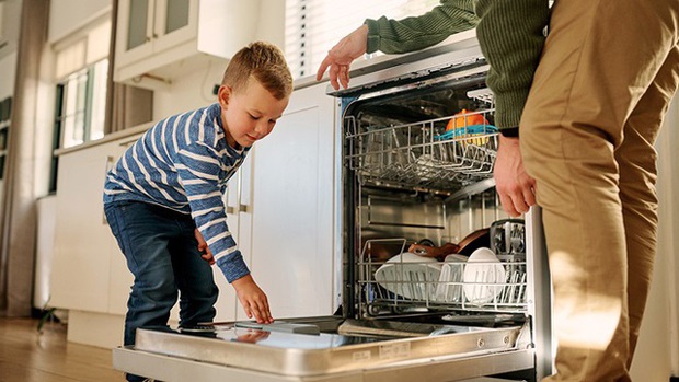 Vì sao không nên dùng nước rửa chén thông thường cho máy rửa bát? Hãy dùng viên rửa chuyên dụng nếu không muốn biến nhà bếp thành mớ hỗn độn - Ảnh 2.