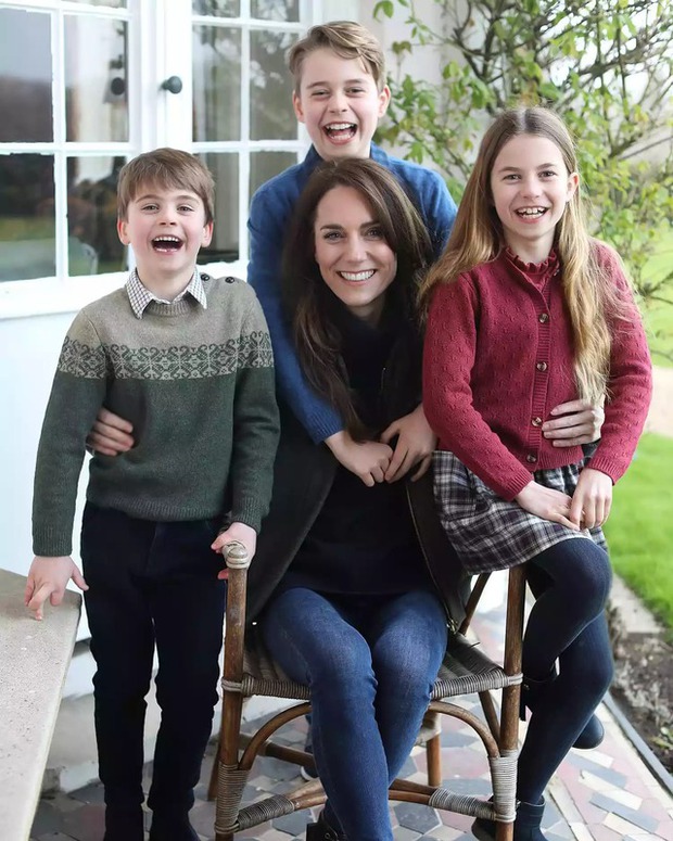 Chuyên gia nhiếp ảnh lên tiếng nhận định về bức hình mới của Vương phi Kate chụp cùng 3 con dính nghi vấn chỉnh sửa - Ảnh 1.