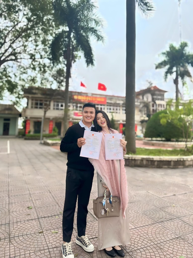 Nóng: Bà hàng xóm hé lộ ngày cưới của Quang Hải và Chu Thanh Huyền - Ảnh 1.