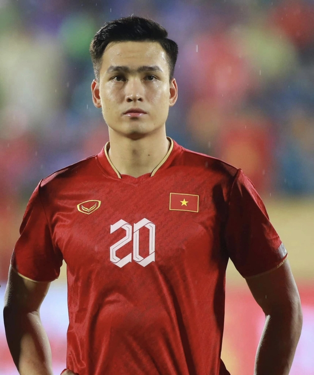 Top 5 cầu thủ đẹp trai nhất đội tuyển Việt Nam: Vị trí số 1 vừa điển trai lại còn giàu - Ảnh 11.