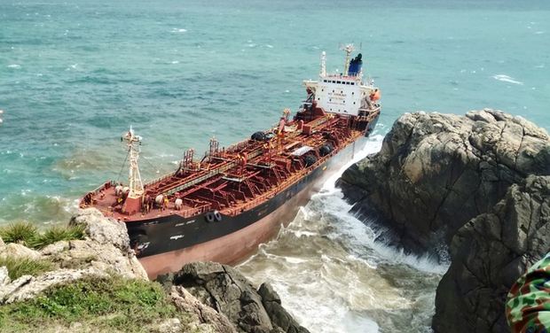 Trục vớt tàu ma dài 132 m trôi dạt vào biển Quảng Nam - Ảnh 1.