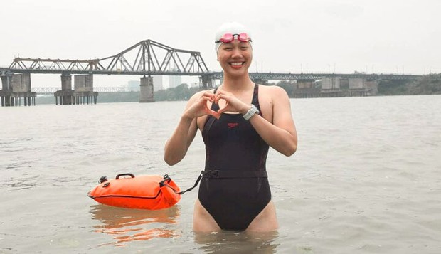 Ánh Viên thích thú thử thách bơi ở sông Hồng - Ảnh 1.