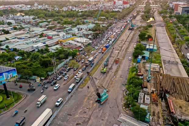 TPHCM đóng nút giao lớn nhất phía Nam trong 240 ngày: Giao thông ùn ứ, nạn kẹt xe thêm trầm trọng - Ảnh 3.