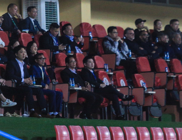 Chủ tịch CLB Hà Nội ngồi xe sang 18 tỷ ra sân bóng, phong thái cực đĩnh đạc khác hẳn khi ở nhà với hoa hậu Đỗ Mỹ Linh - Ảnh 1.