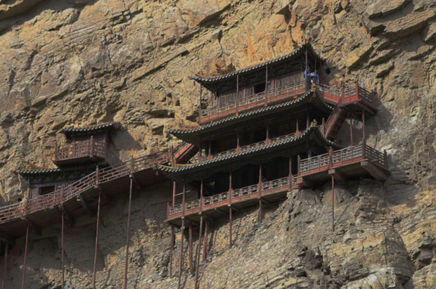 Ngôi chùa nguy hiểm nhất Trung Quốc cheo leo trên vách núi hơn 1.500 năm - Ảnh 2.