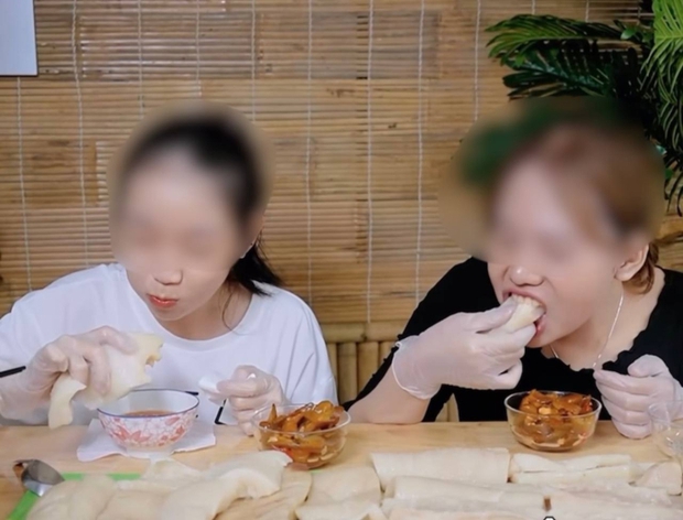 Dân mạng “rợn người” với màn thách đấu mukbang mỡ heo của bé Mai: bị chê kém duyên, ăn bất chấp để lấy tiền? - Ảnh 5.