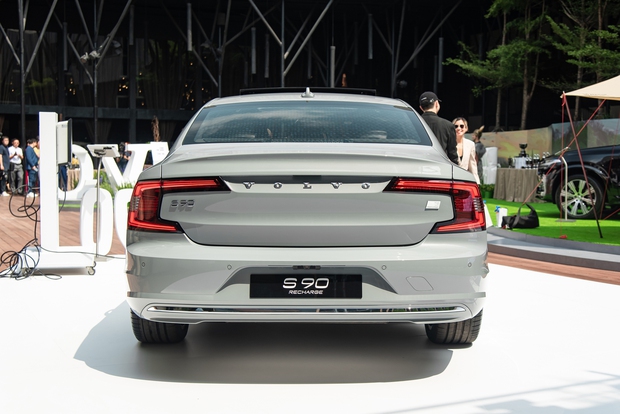 Chi tiết Volvo S90 Recharge vừa ra mắt: Giá 2,89 tỷ đồng, sedan hạng sang cỡ trung rộng và mạnh nhất Việt Nam - Ảnh 10.