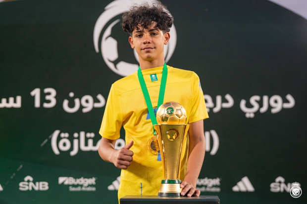 Ronaldo Jr vui vẻ trên chiếc xe hơi