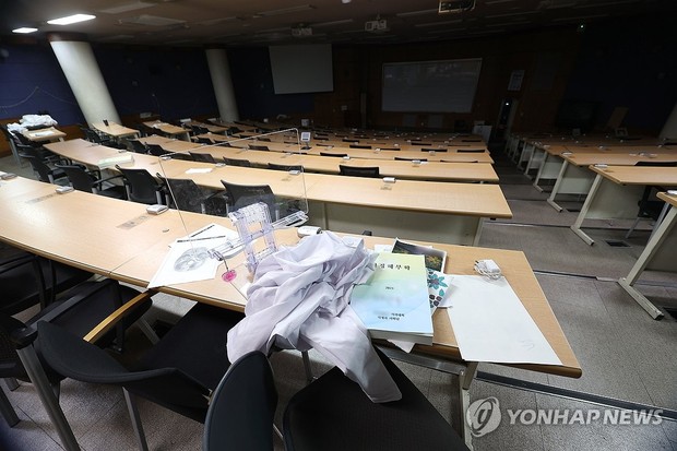 Trường y Hàn Quốc ngay lúc này: Giáo sư đồng loạt đòi bỏ việc, giảng đường tê liệt vì bị sinh viên tẩy chay - Ảnh 3.