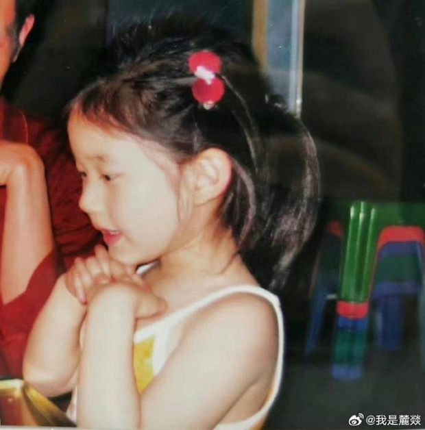 Netizen đào lại loạt ảnh thời đi học của Triệu Lộ Tư: Hóa ra ngoan - xinh - yêu từ bé, đã thế còn giỏi kinh doanh - Ảnh 3.