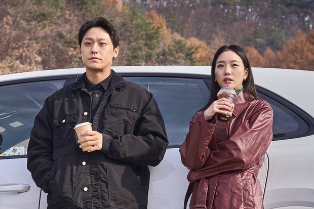 Thời đi học của 2 diễn viên trong bom tấn hot nhất: Nam thần từng trượt đại học, Go Eun như tiên nữ học đường - Ảnh 1.