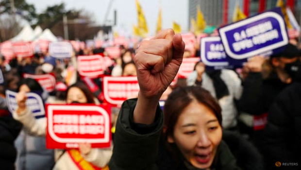 Đến lượt các giáo sư tuyên bố từ chức, khủng hoảng y tế Hàn Quốc ngày càng trầm trọng - Ảnh 1.
