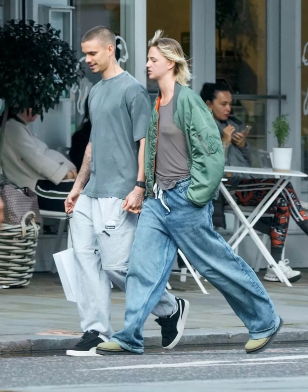 Quý tử nhà Beckham tay trong tay dạo phố cùng bạn gái cũ chỉ 3 tuần sau tuyên bố chia tay - Ảnh 3.