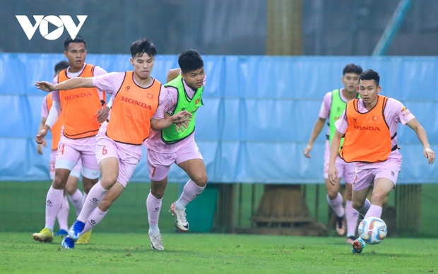 Hoàng Đức, Quang Hải nỗ lực ghi điểm với HLV Troussier trước giờ G - Ảnh 1.