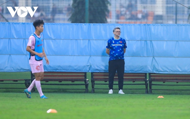 Hoàng Đức, Quang Hải nỗ lực ghi điểm với HLV Troussier trước giờ G - Ảnh 2.