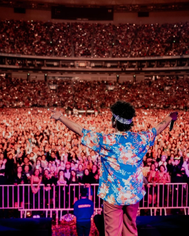 The reason why Bruno Mars has to tour so hard in Asia: Must he earn money to pay off gambling debt? - Photo 3.