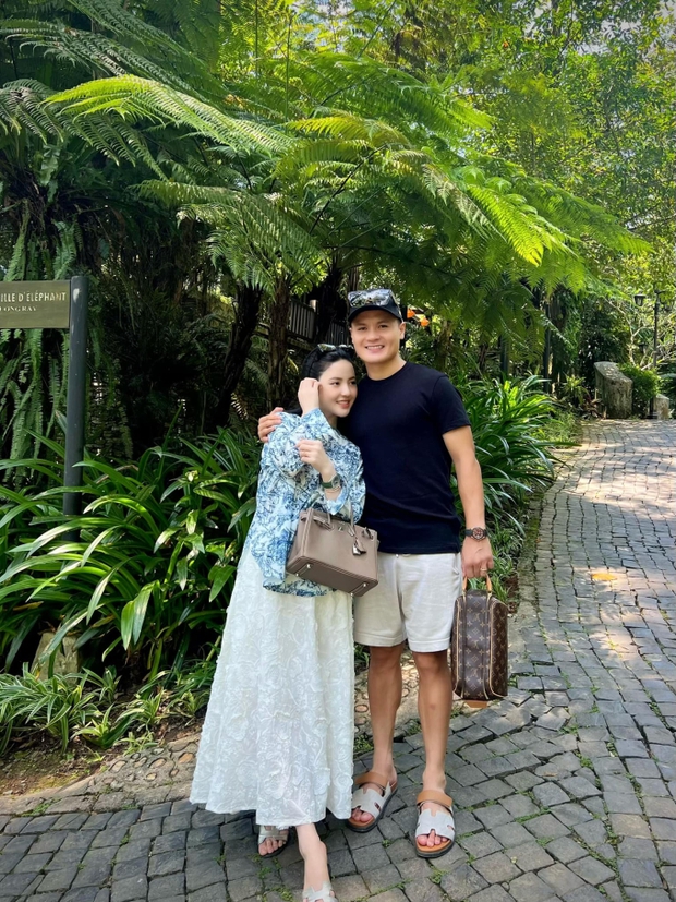 Chu Thanh Huyền đáp trả khi bị dân mạng nói mặt làm cứng đơ, giải đáp chuyện đi guốc trong phòng khách của Quang Hải - Ảnh 2.