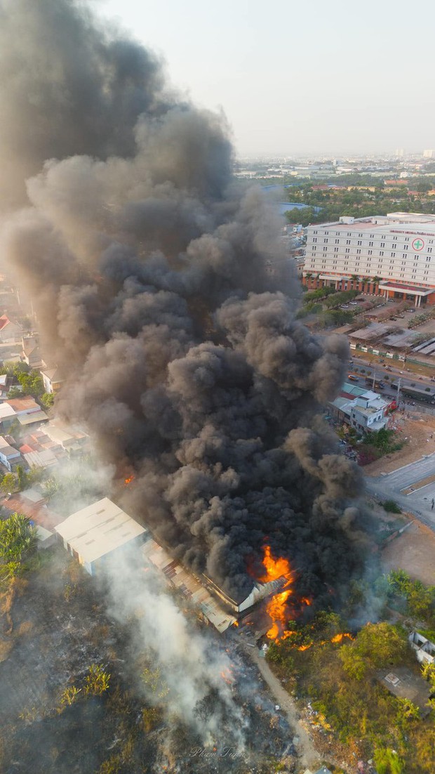 Cháy lớn ở Biên Hòa, cột khói cao cả trăm mét - Ảnh 4.