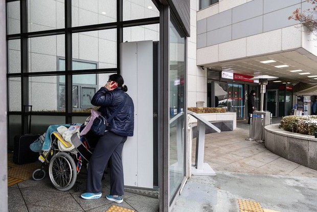 Bác sĩ tư nhân giảm giờ làm, đóng cửa phòng khám cuối tuần để biểu tình, ngành y Hàn Quốc tiếp tục bị khủng hoảng - Ảnh 2.
